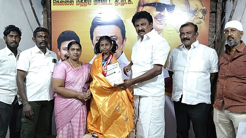  தேசிய துப்பாக்கிச் சுடும் போட்டியில் வெள்ளிப்பதக்கம் வென்ற  மாணவி காவியாவை பாராட்டினாா் மு.அப்துல் வஹாப் எம்.எல்.ஏ.  