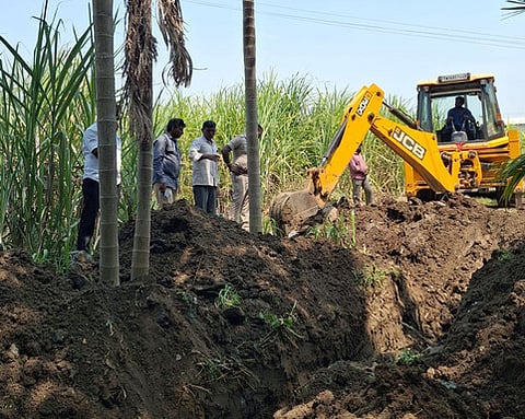 ஆக்கிரமிப்பு  அகற்றும்  பணியில்  ஈடுபட்ட அதிகாரிகள்.