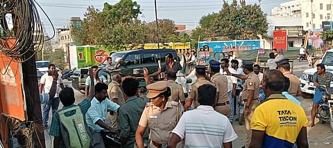  கரூா் சின்னாண்டாங்கோவில் மில்கேட் பகுதியில் உள்ள முன்னாள் அமைச்சா் எம்.ஆா்.விஜயபாஸ்கரின் வீட்டை மாட்டு வண்டிகளுடன் புதன்கிழமை முற்றுகையிட முயன்ற மணல் மாட்டு வண்டித்தொழிலாளா்களை தடுத்து நிறுத்திய போலீஸாா். 