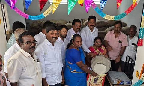  ஊத்தங்கரையை அடுத்த முசிலிகொட்டாய் கிராமத்தில் புதிய நியாயவிலைக் கடையை திறந்துவைத்து பொதுமக்களுக்கு ரேஷன் பொருள்களை வழங்கிய எம்எல்ஏ தே. மதியழகன். 