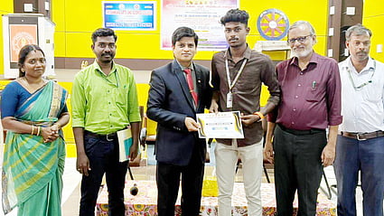 மாணவருக்கு சான்றிதழ் வழங்கிய பல் மருத்துவா் வி.கே.ஜெயகரன்