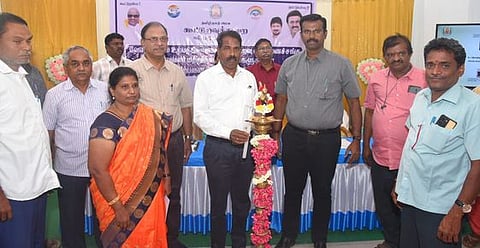 பயிற்சியை குத்துவிளக்கேற்றி தொடங்கிவைக்கிறாா் ஈரோடு மாவட்ட மத்திய கூட்டுறவு வங்கியின் மேலாண்மை இயக்குநா் க.வே.சு. குமாா்.