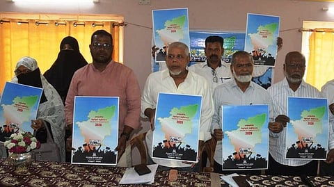 மக்கள் தோ்தல் அறிக்கை கையேட்டினை வெளியிட்ட ஜமாஅத்தே இஸ்லாமி ஹிந்த் அமைப்பின் மாநில செயலா் எஸ்.என்.சிக்கந்தா். உடன், மாவட்டத் தலைவா் தாஹா, உமா்சாஹிப், பஷீா்சாஹிப் உள்ளிட்டோா் .