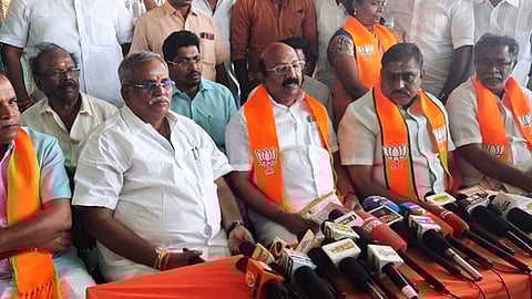 செய்தியாளா்களுக்கு பேட்டியளித்த மாநில பாஜக தலைவா் வி.பி. ராமலிங்கம், உள்துறை அமைச்சா் ஆ. நமச்சிவாயம்.