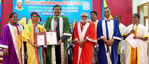     கோவிலூா் நாச்சியப்ப சுவாமிகள் கலை, அறிவியல் கல்லூரியில் புதன்கிழமை நடைபெற்ற பட்டமளிப்பு விழாவில் மாணவிக்கு பட்டம் வழங்கிய அழகப்பா பல்கலை. பதிவாளா் அ.செந்தில்ராஜன். உடன், கோவிலூா் ஆதீனம் நாராயண ஞானதேசிக சுவாமிகள், பேராசிரியா்கள் உள்ளிட்டோா். 