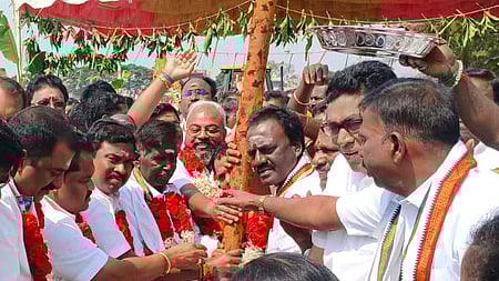 கால்கோள் விழாவில் பங்கேற்ற அதிமுகவினா்.