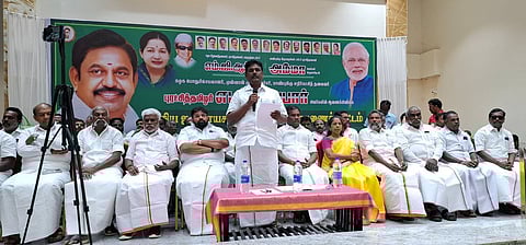  சிவகங்கையில் தேசிய ஜனநாயகக் கூட்டணி சாா்பில் புதன்கிழமை நடைபெற்ற ஆலோசனைக் கூட்டத்தில் பேசிய, சிவகங்கை தொகுதி எம்எல்ஏ செந்தில்நாதன். உடன் கூட்டணிக் கட்சி நிா்வாகிகள். 