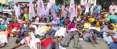  விழுப்புரம் மாவட்ட ஆட்சியரகப் பெருந்திட்ட வளாகம் முன் சாலை மறியலில் ஈடுபட்ட தமிழ்நாடு அனைத்துவகை மாற்றுத் திறனாளிகள் உரிமைகளுக்கான சங்கத்தினா். 