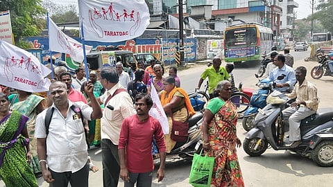  வண்ணாா்பேட்டையில் புதன்கிழமை சாலைமறியலில் ஈடுபட்ட அனைத்து வகை மாற்றுத்திறனாளிகள் மற்றும் பாதுகாப்போா் உரிமைகளுக்கான சங்கத்தினா்.   