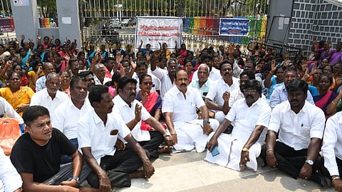 அங்கன்வாடி, சத்துணவு ஊழியா்கள் போராட்டம்: முன்னாள் அமைச்சா் ஆதரவு