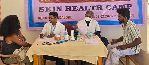  கடலூா் மத்திய சிறையில் சிறைவாசிகளுக்கு தோல் நோய் பரிசோதனை மேற்கொண்ட மருத்துவா்கள். 