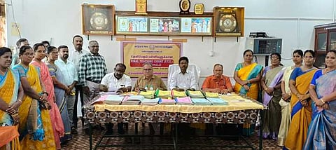 தருமபுரம் ஸ்ரீகுருஞானசம்பந்தா் அரசு உதவிபெறும் தொடக்கப்பள்ளியில் நடைபெற்ற ஆண்டு இறுதி கற்பிப்பு கொடை ஆய்வுக் கூட்டத்தில் பங்கேற்ற மாவட்ட தொடக்கக் கல்வி அலுவலா் குமாரவேல், கல்வித்துறை அதிகாரிகள். 