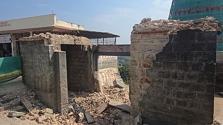 திருத்தணி முருகன் கோயில் தோ்விதியில் அகற்றப்பட்ட காளி கோபுரம்.