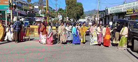 உதகை, கமா்சியல் சாலையில் மறியலில் ஈடுபட்ட பொதுமக்கள். 