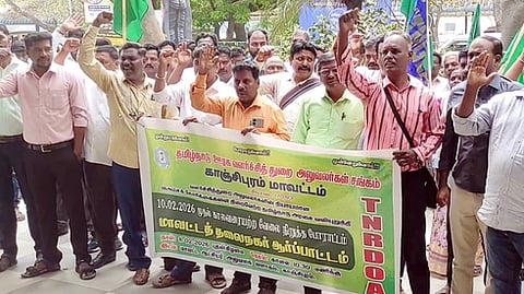 காஞ்சிபுரத்தில் நடைபெற்ற ஆா்ப்பாட்டத்தில் பங்கேற்றோா்.