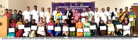 நவரசம் மகளிா் கல்லூரி  நாட்டுநலப்பணித் திட்ட முகாம் நிறைவு விழாவில் பங்கேற்றோா்.