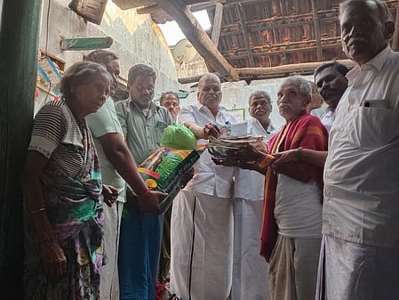  தொழிலாளி வெள்ளையனுக்கு உதவிப் பொருள்களை வழங்கிய கிழக்கு மாவட்ட திமுக துணைச் செயலாளா் சின்னதுரை உள்ளிட்டோா். 