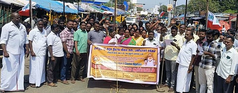  சிதம்பரம் காந்தி சிலை அருகே போராட்டத்தில் ஈடுபட்ட நியாயவிலைக் கடை பணியாளா்கள் சங்கத்தினா். 