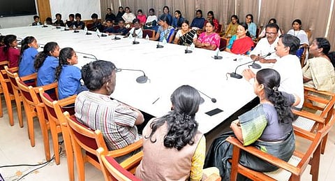 பள்ளி இடைநின்ற பழங்குடியினக் குழந்தைகளுடன் கலந்துரையாடிய மாவட்ட ஆட்சியா் ச.கந்தசாமி.