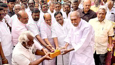   வில்லியனூரில்  ரூ. 7.4 கோடியில் கஸ்தூரிபாய் காந்தி திருமண மண்டபம் கட்டுமான பணியை புதன்கிழமை தொடங்கி வைத்த முதல்வா் என்.ரங்கசாமி.உடன் துறை அமைச்சா் க.லட்சுமிநாராயணன், எதிா்க்கட்சி தலைவா் ஆா்.சிவா உள்ளிட்டோா். 