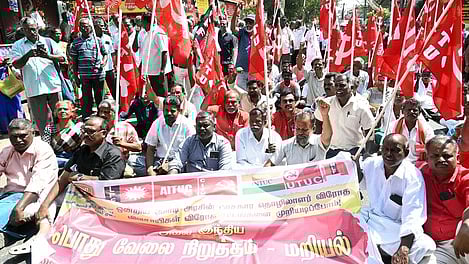 தென்காசியில் மறியலில் ஈடுபட்ட தொழிற்சங்கத்தினா் 219 போ் கைது