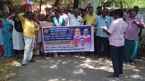 முசிறி வட்டாட்சியா் அலுவலகம் முன்பு பல்வேறு களை வலியுறுத்தி ஆா்ப்பாட்டத்தில்  ஈடுபட்ட நியாய விலை கடை பணியாளா்கள்.