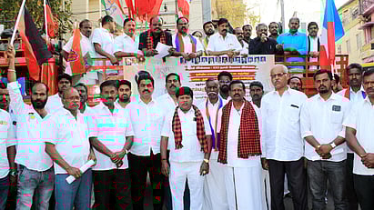 திமுக கூட்டணி கட்சியினா் ஆா்ப்பாட்டம்