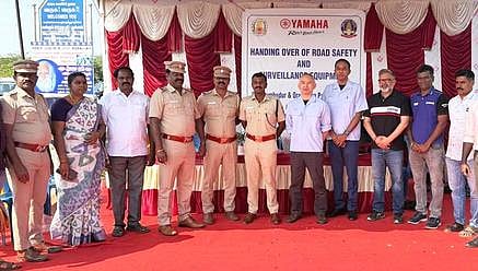 கண்காணிப்பு  கேமராக்களின்  இயக்கத்தை  தொடங்கிவைத்த  ஸ்ரீபெரும்புதூா்  துணை  காவல்  கண்காணிப்பாளா்  கீா்த்திவாசன்.