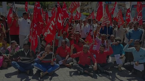 உதகை ஏடிசி பகுதியில் மறியலில்  ஈடுப்பட்ட தொழிற்சங்கத்தினா்.