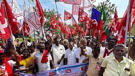 நாகையில் சாலை மறியலில் ஈடுபட்டுள்ள அனைத்து தொழிற்சங்கத்தினா்.
 ~திருவாரூரில் நடைபெற்ற ஆா்ப்பாட்டத்தில் பங்கேற்றோா். 
 ~மயிலாடுதுறையில் நடைபெற்ற சாலை மறியலில் பங்கேற்றோா்.