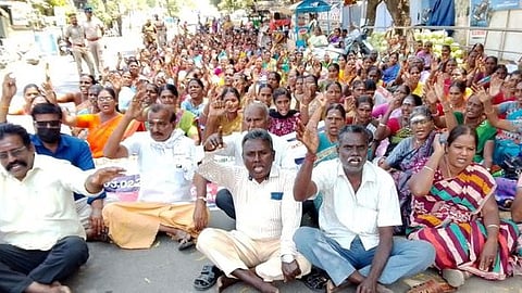 தா்னாவில் ஈடுபட்ட சத்துணவு மற்றும் அங்கன்வாடி ஊழியா்கள்.