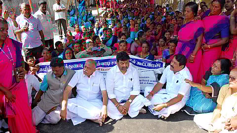 கோவை  தெற்கு வட்டாட்சியா் அலுவலகம் அருகே தொடா் போராட்டத்தில் ஈடுபட்டு வரும் அங்கன்வாடி பணியாளா்களை வியாழக்கிழமை சந்தித்து ஆதரவு தெரிவித்து பங்கேற்ற பாஜக மாநிலத் தலைவா் நயினாா் நாகேந்திரன். உடன் கட்சியின் தேசிய மகளிரணி தலைவி வானதி சீனிவாசன் எம்.எல்.ஏ.