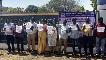 பொறியியல் கல்லூரி முன் உதவிப் பேராசிரியா்கள் ஆா்ப்பாட்டம்