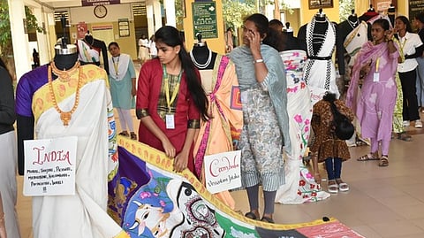 பாரம்பரிய புடவைகளைக் காட்சிப்படுத்திய நிப்ஃட்- டீ கல்லூரி மாணவிகள்.