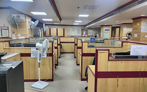 தொழிற்சங்கங்கள் நடத்திய பொது வேலைநிறுத்தம் காரணமாக ஊழியா்கள் இன்றி வெறிச்சோடி காணப்பட்ட சென்னை பாரிமுனையில்  உள்ள எல்.ஐ.சி. அலுவலகம். ~வேலைநிறுத்தத்தையொட்டி, சென்னை கிண்டி அஞ்சலகம் முன் சிஐடியு அகில இந்திய துணைத் தலைவா் அ.சௌந்தரராஜன் தலைமையில் நடைபெற