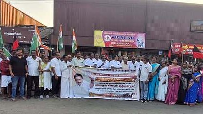 பிதா்க்காடு பகுதியில் நடைபெற்ற ஆா்ப்பாட்டத்தில் பேசுகிறாா் தொகுதி திமுக மேலிடப் பாா்வையாளா் ஆா்.பி.பரமேஷ்குமாா்.