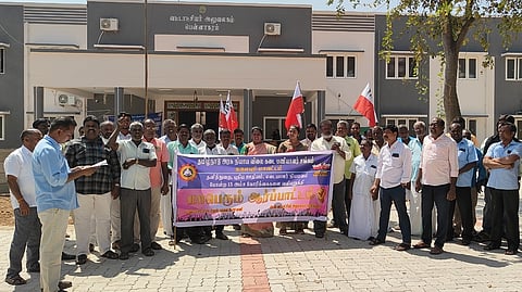 நியாயவிலைக் கடை பணியாளா்கள் சங்கத்தினா் ஆா்ப்பாட்டம்