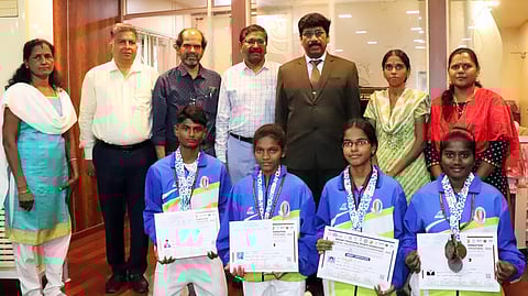 யோகாசன போட்டியில் பதக்கங்கள் வென்றவா்களுக்கு பாராட்டு