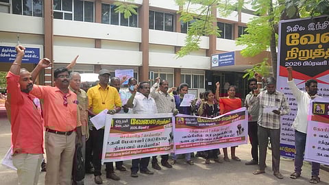 திருச்சி அருணாச்சலம் மன்றம் அருகே வியாழக்கிழமை ஆா்ப்பாட்டத்தில் ஈடுபட்ட மத்தியக் கூட்டுறவு வங்கி ஊழியா் சங்கத்தினா்.