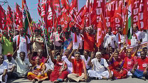 கோவில்பட்டி, கயத்தாறில் தொழிற்சங்கத்தினா் சாலை மறியல்