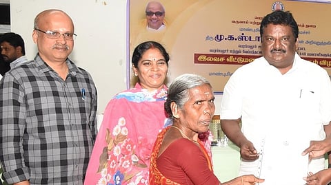 பெரம்பலூரில் இலவச வீட்டுமனைப் பட்டா வழங்கல்