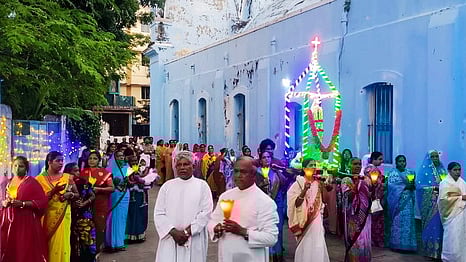 தூய தேற்றரவு அன்னை ஆலயத்தில் லூா்து அன்னை பவனி