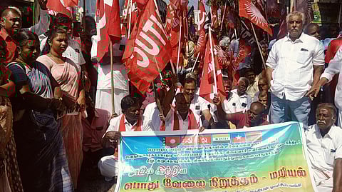 விருதுநகா் மாவட்டத்தில் தொழிற்சங்கத்தினா் சாலை மறியல்