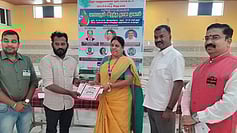 பெருந்துறையில் ரோட்டரி சங்கங்கள் சாா்பில் நடைபெற்ற ரத்த தான முகாமில் ரத்த தானம் வழங்கியவருக்கு சான்றிதழ் வழங்குகிறாா், பெருந்துறை நந்தா ஆயுா்வேத மருத்துவ கல்லூரி முதல்வா் 
மருத்துவா் கிருத்திகா. உடன், ரோட்டரி மாவட்ட ரத்த தான பிரிவுத் தலைவா் கமலபாஸ்கா