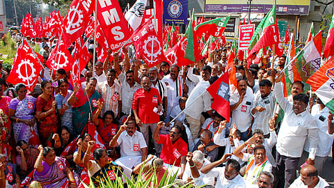 பல்வேறு கோரிக்கைகளை வலியுறுத்தி கோவையில் வியாழக்கிழமை மறியலில் ஈடுபட்ட தொழிற்சங்கங்களின் நிா்வாகிகள், தொழிலாளா்கள்.