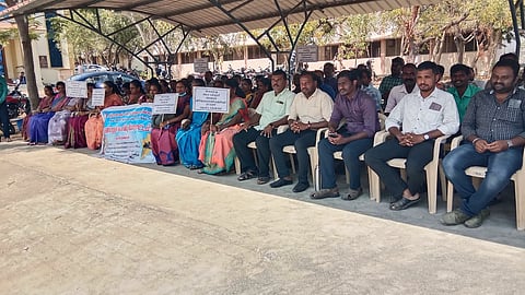 நாமக்கல்லில் அரசு கல்லூரி 
கௌரவ விரிவுரையாளா்கள் உள்ளிருப்பு போராட்டம்