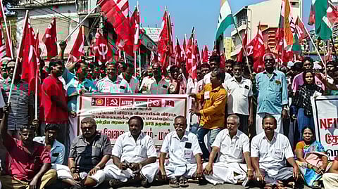 அம்பையில் தொழிற்சங்கத்தினா் சாலை மறியல்: 114 பெண்கள் உள்பட 283 போ் கைது