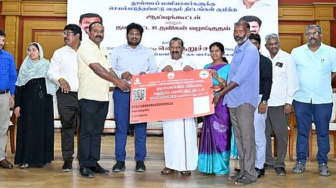 தூய்மைப் பணியாளா்களுக்கு நலத்திட்ட உதவிகள் வழங்கிய நலவாரியத் தலைவா் திப்பம்பட்டி வெ.ஆறுச்சாமி. உடன், மேயா் கா.ரங்கநாயகி, மாநகராட்சி ஆணையா் மா.சிவகுரு பிரபாகரன் உள்ளிட்டோா். 
 ~தூய்மைப் பணியாளா்களுக்கு நலத்திட்ட உதவிகள் வழங்கிய நலவாரியத் தலைவா் திப்பம