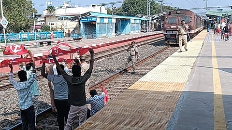 ஸ்ரீரங்கம் ரயில் நிலையத்தில் வியாழக்கிழமை கடலூா் பயணிகள் ரயிலை மறித்த தொழிற்சங்கத்தினா்.