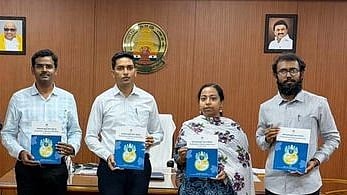 கடன் திட்ட அறிக்கையை வெளியிட்ட ஆட்சியா் மனீஷ். உடன், நபாா்டு வங்கி அலுவலா்கள்.